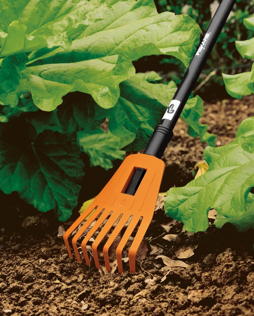 Увеличенная фотография Грабли Fiskars для листьев малые